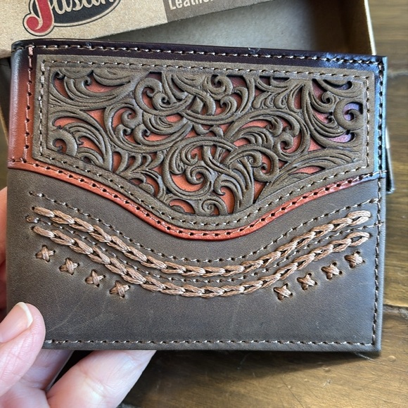 Justin Bifold Wallet Genuine Leather Tooled Accent Stitching Brown Distressed - Picture 4 of 5